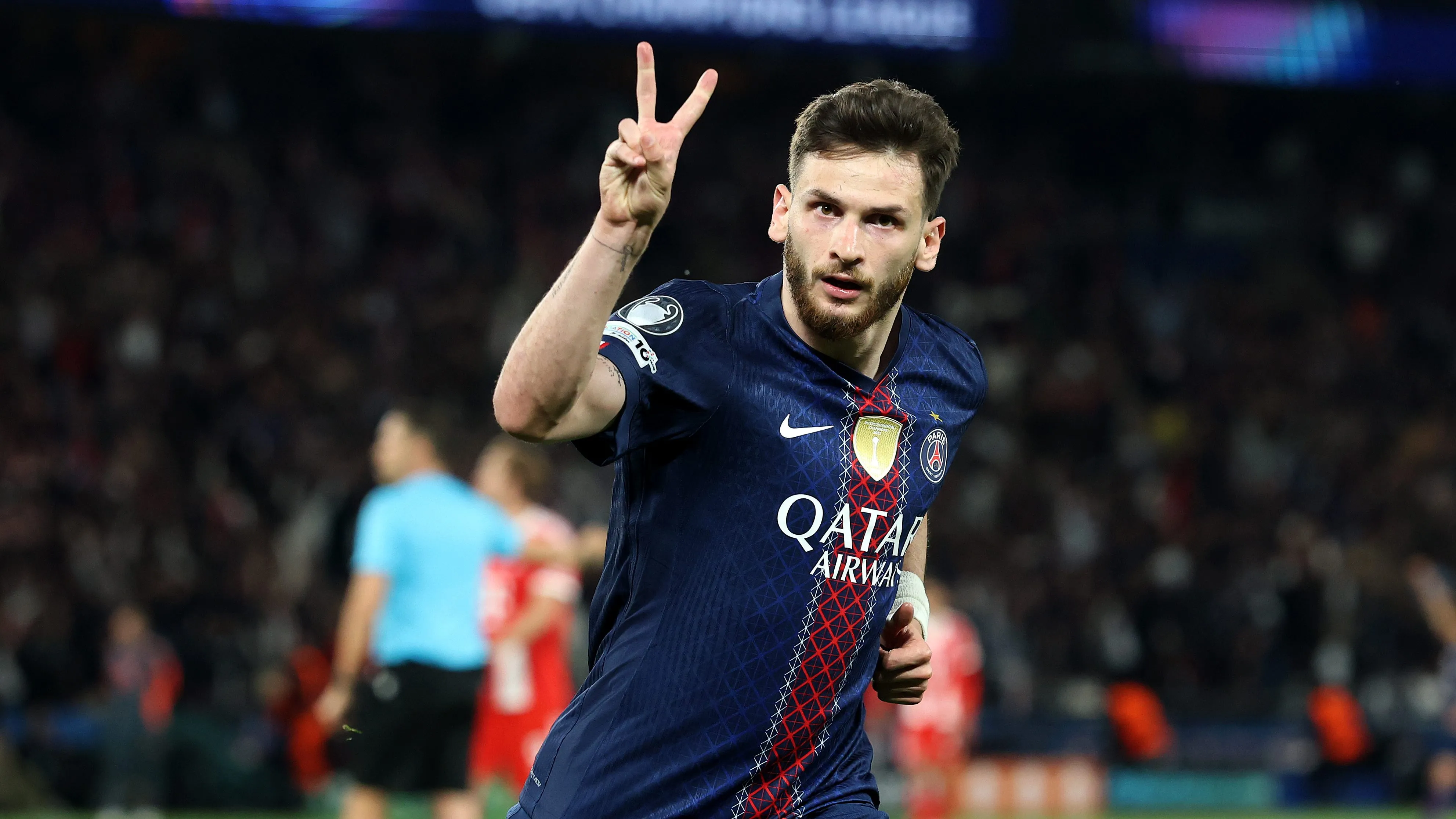 Khvicha Kvaratskhelia segue na mira do Arsenal. Foto: Alexander Hassenstein/Getty Images