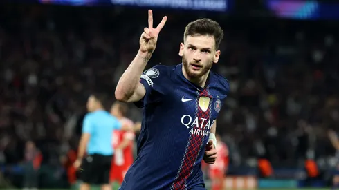 Khvicha Kvaratskhelia segue na mira do Arsenal. Foto: Alexander Hassenstein/Getty Images