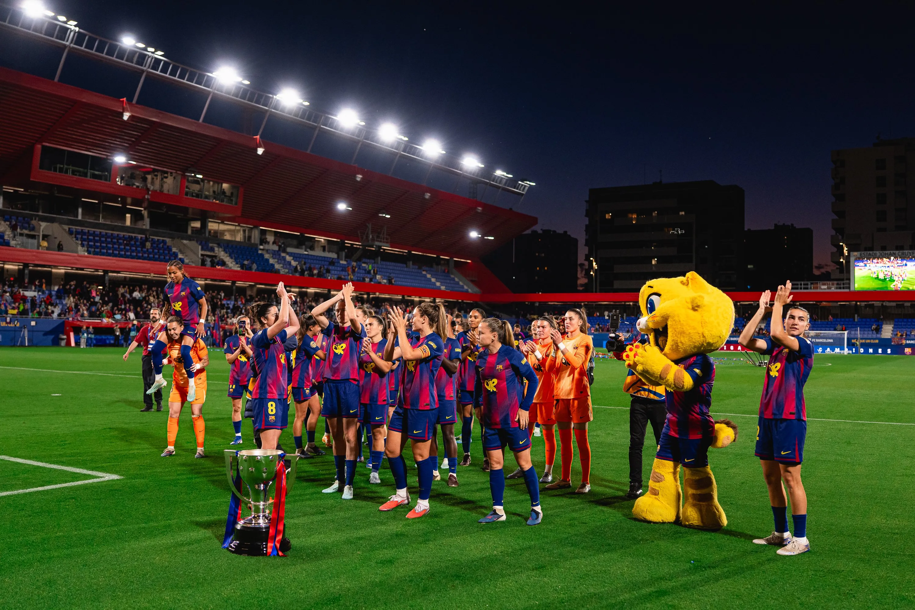 Jogadoras do Barcelona comemorando o título da Liga F com a torcida – Foto: Redes Sociais/Barcelona