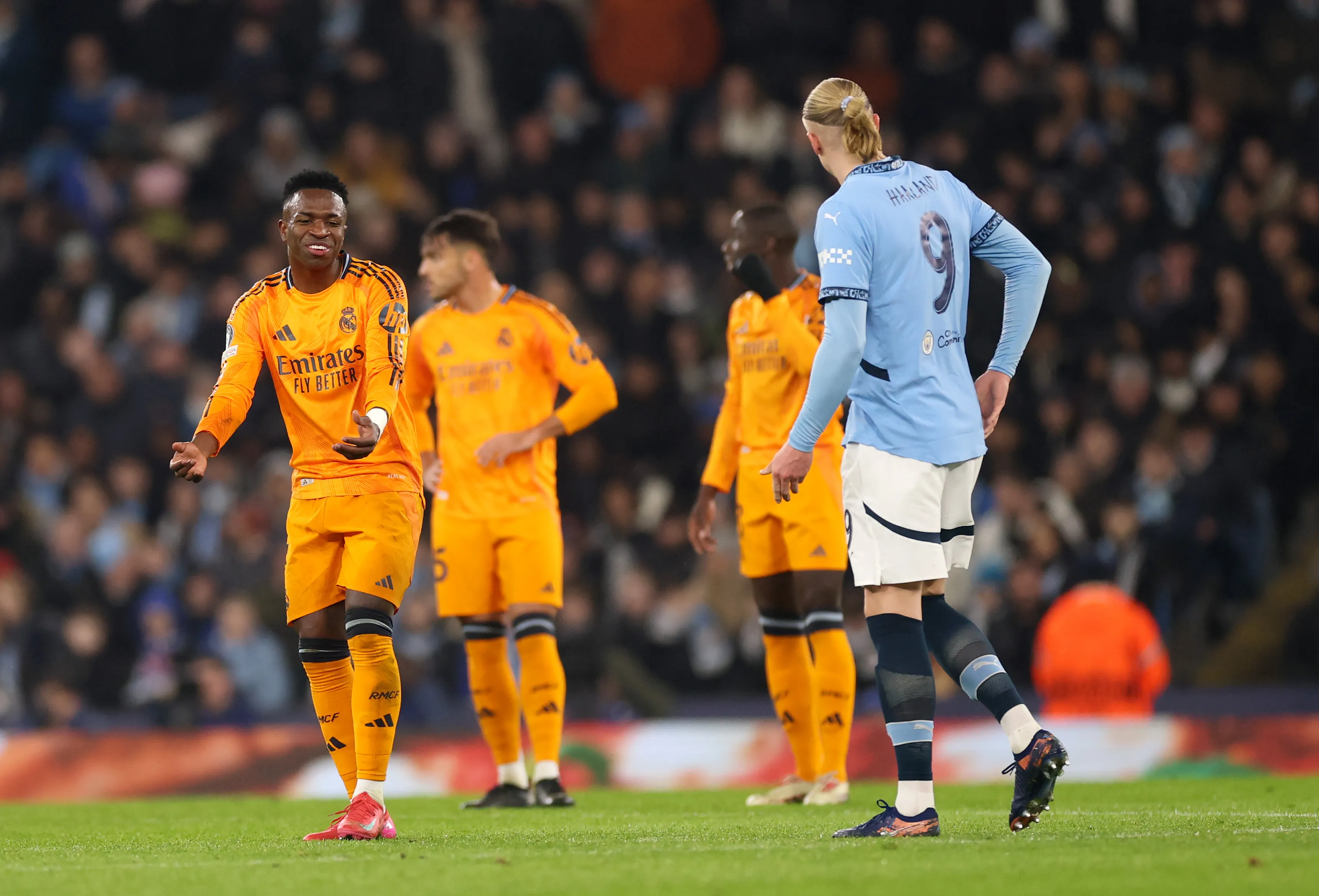 Vini Jr divide campo com Haaland. Foto: Carl Recine/Getty Images