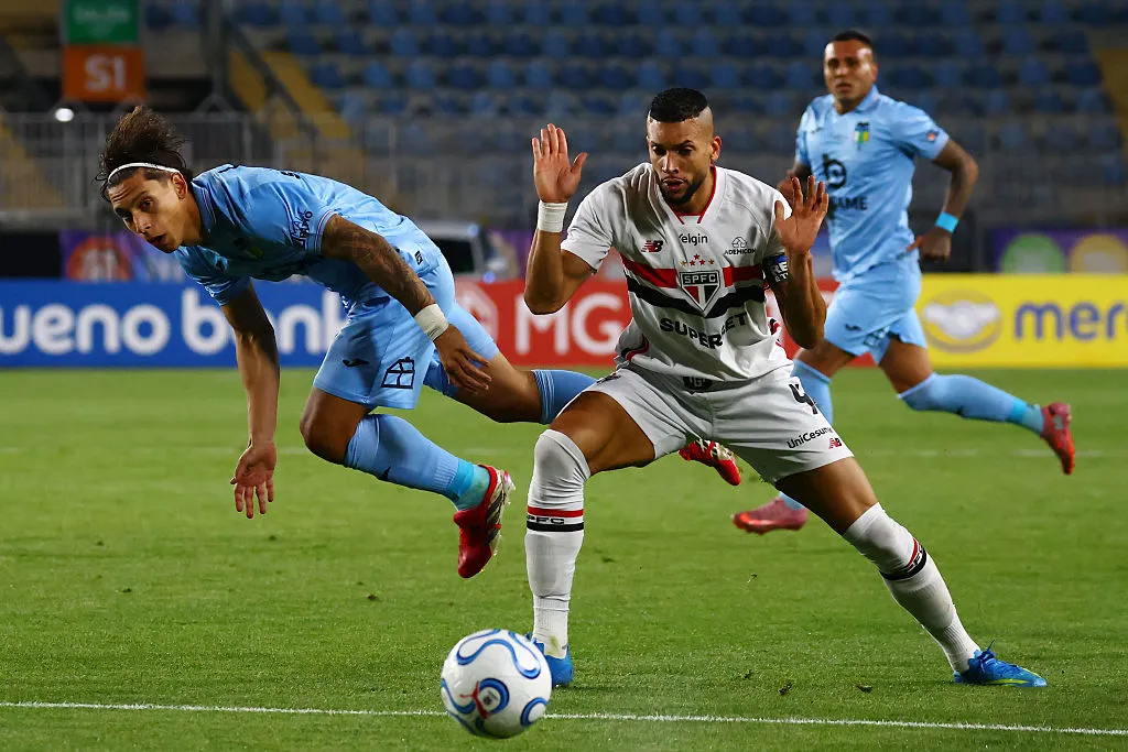 Osorio e Sarrafiore em jogo. (Photo by Marcelo Hernandez/Getty Images)