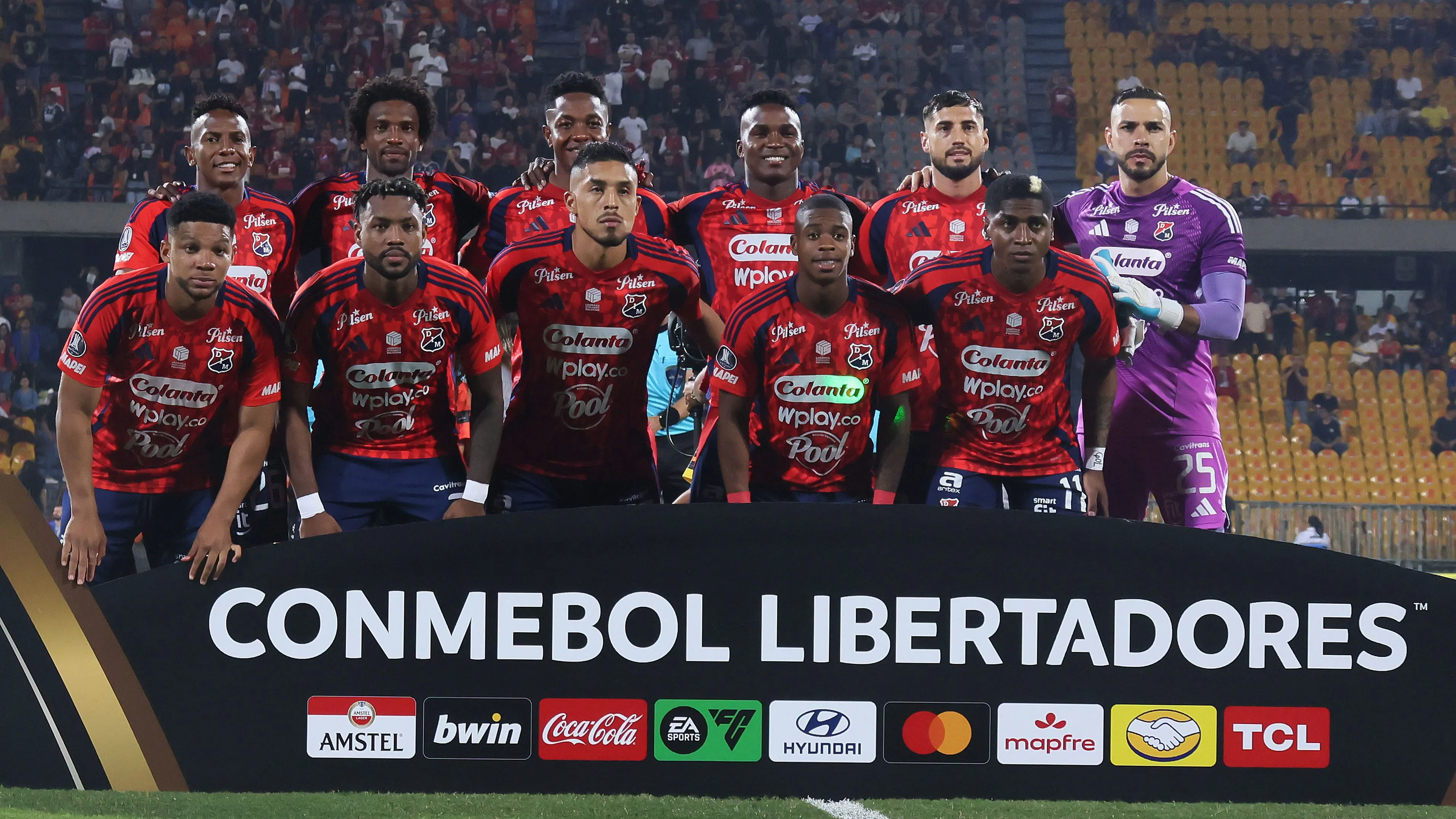 Time do Independiente Medellín antes da confusão envolvendo seus torcedores. Foto: Daniel Gallo/Vizzor Image/Getty Images