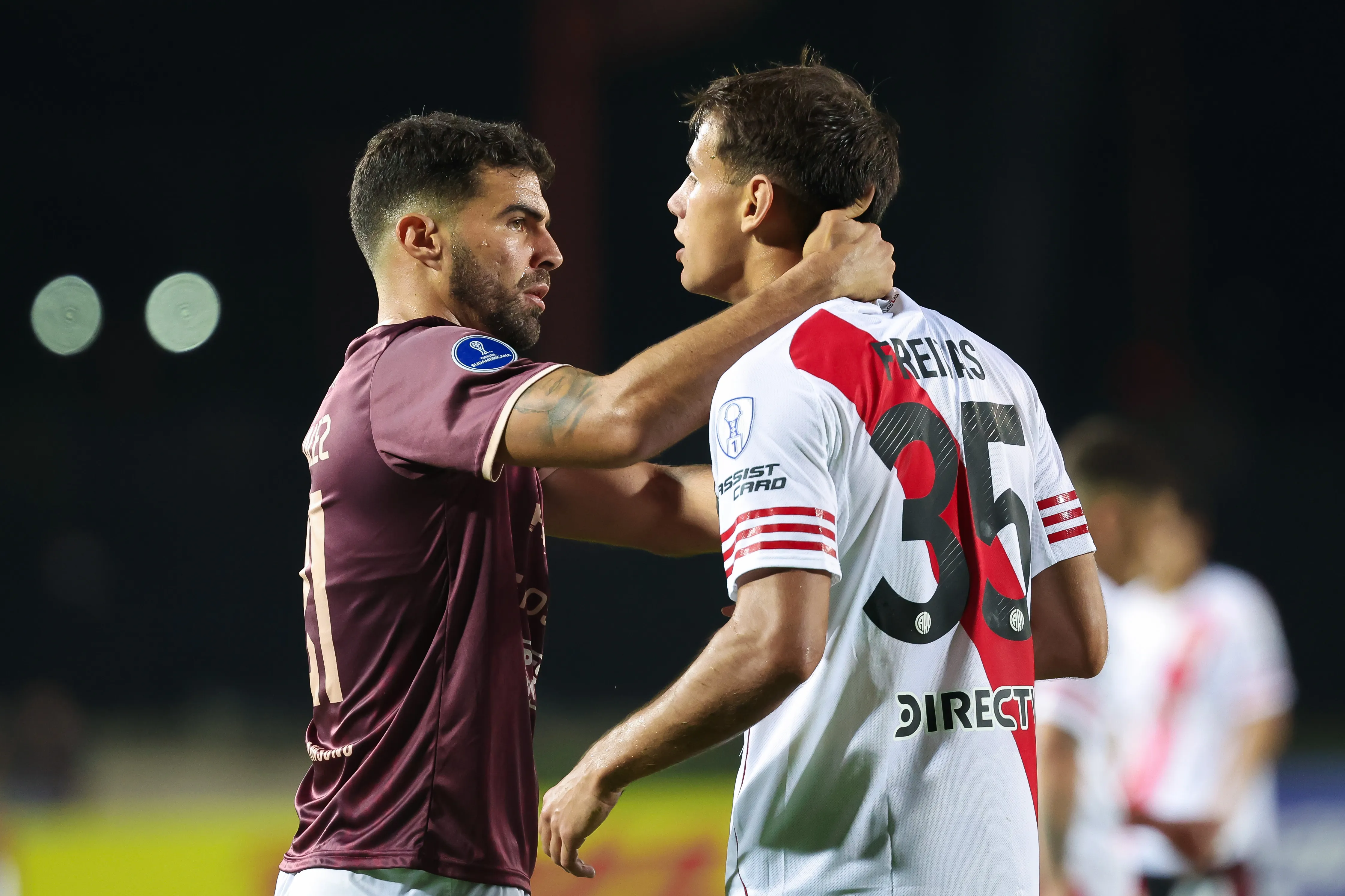 Alexander González do Carabobo e Joaquín Freitas do River Plate conversando. (Photo by Edilzon Gamez/Getty Images)