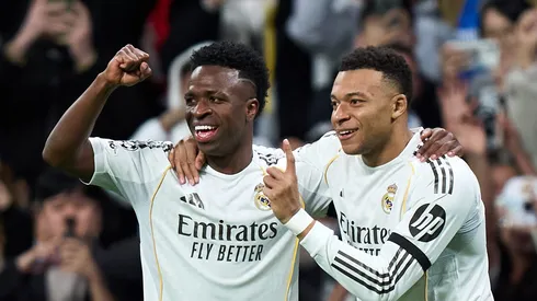 Mbappé dedura Vinicius Jr e outros jogadores do Real Madrid. Foto: Angel Martinez/Getty Images