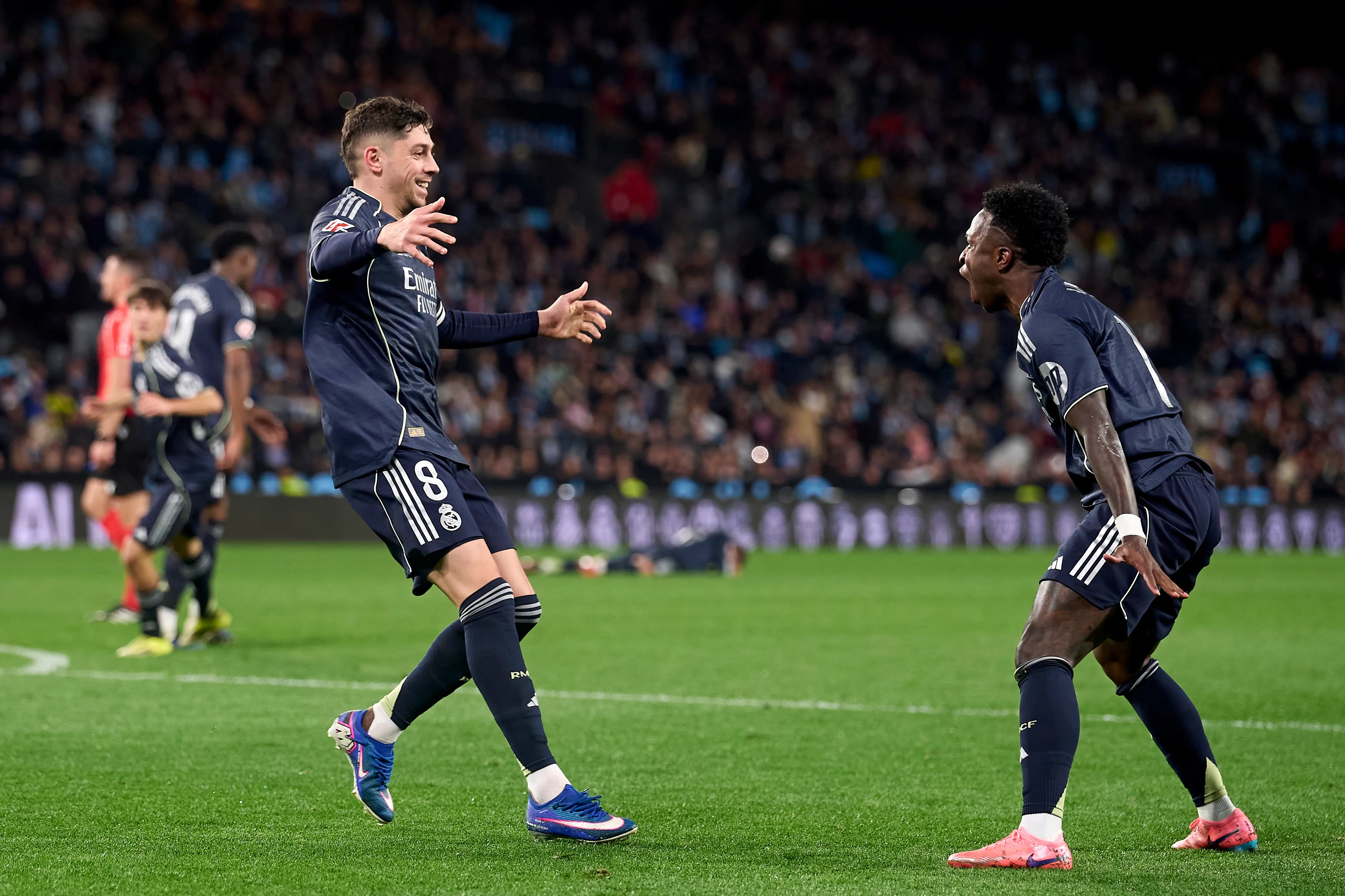 Valverde comemora com Vini Jr após marcar gol durante partida da LaLiga. Foto: José Manuel Alvarez Rey/Getty Images