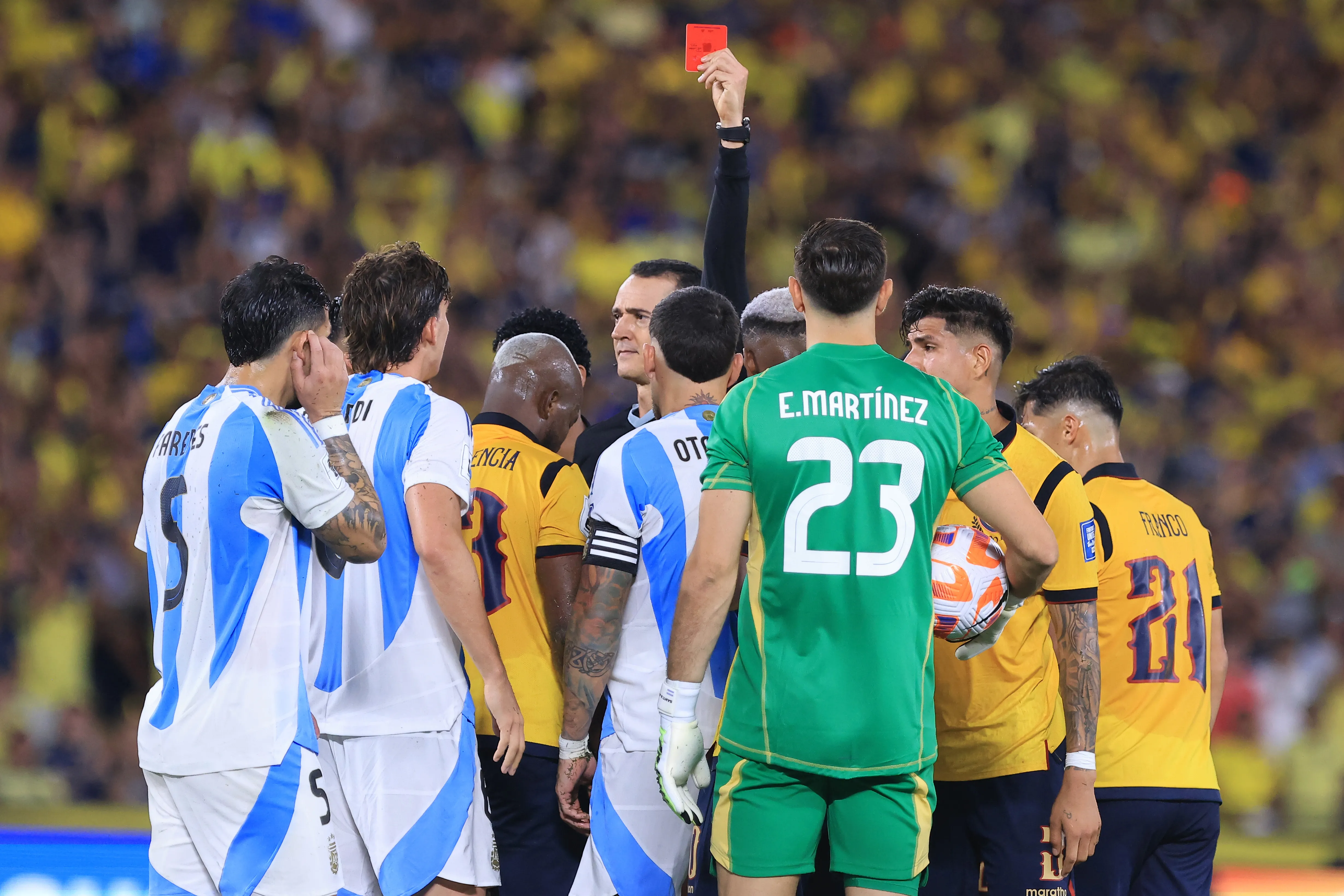 Wilmar Roldan mostra cartão vermelho a Otamendi durante partida das Eliminatórias da Copa do Mundo. Foto: Franklin Jacome/Getty Images