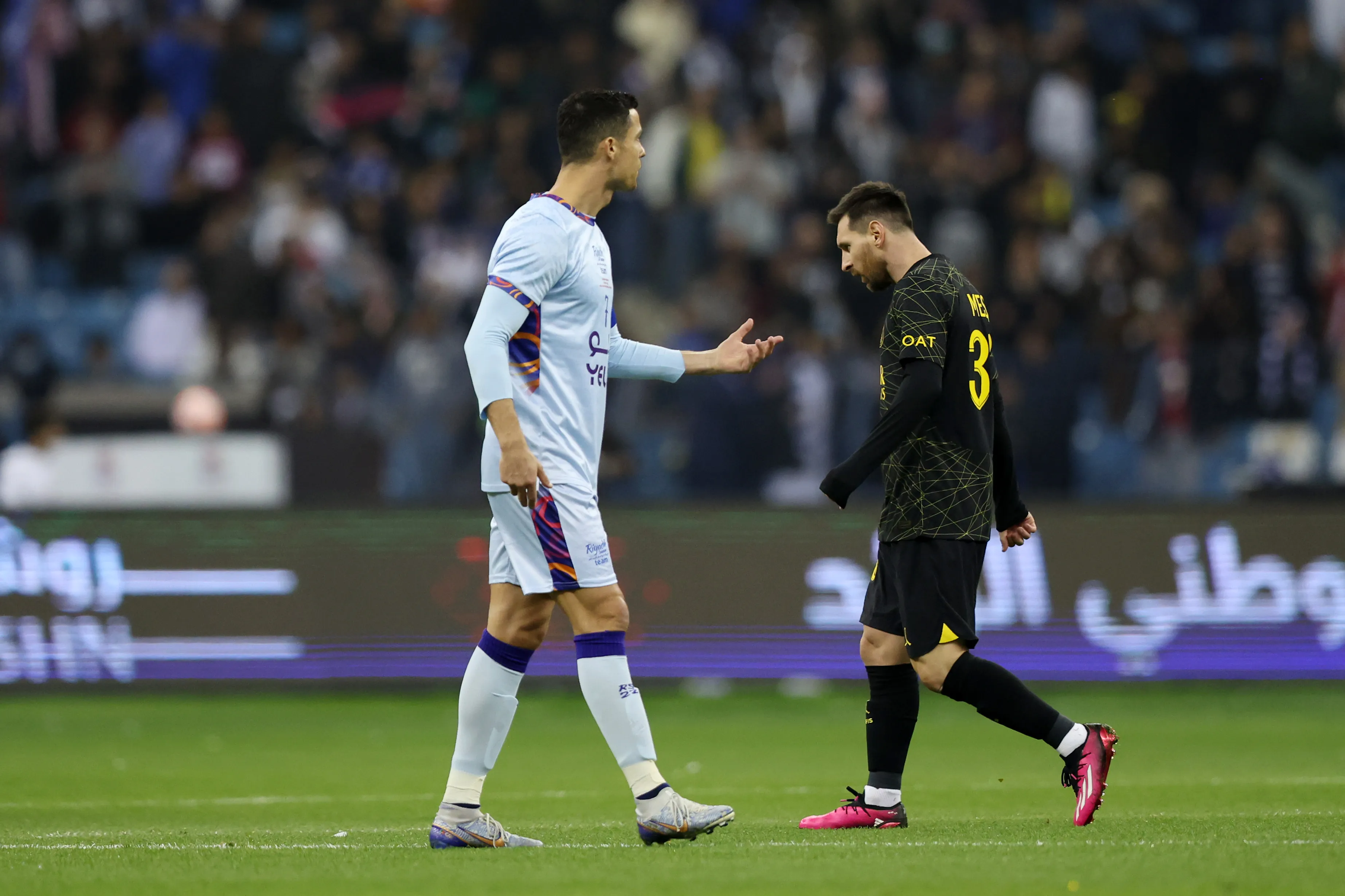 Cristiano Ronaldo e Messi no último confronto entre ambos. (Foto: Yasser Bakhsh/Getty Images)