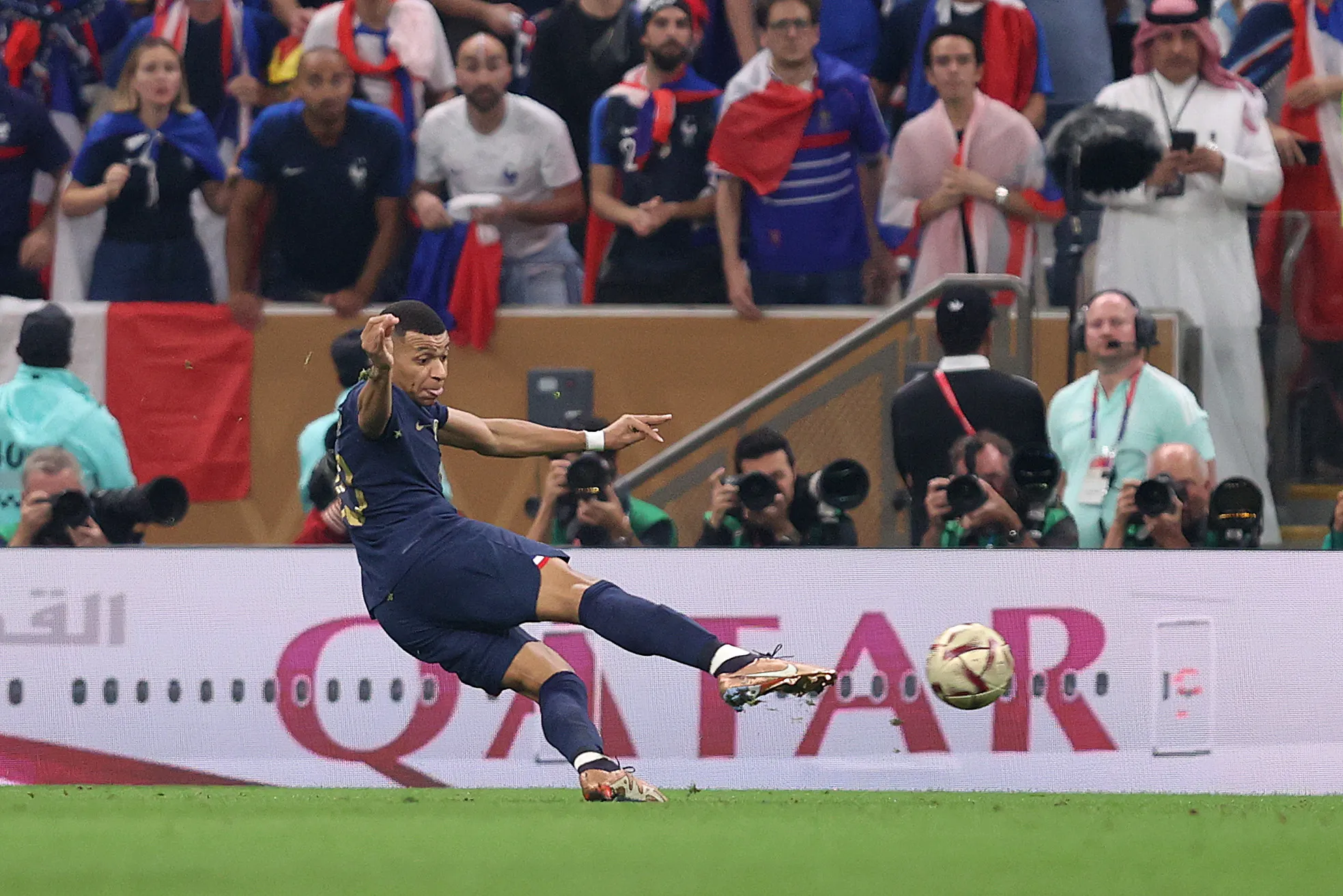 Mbappé marca durante partida final da Copa do Mundo FIFA 2022. Foto: Julian Finney/Getty Images