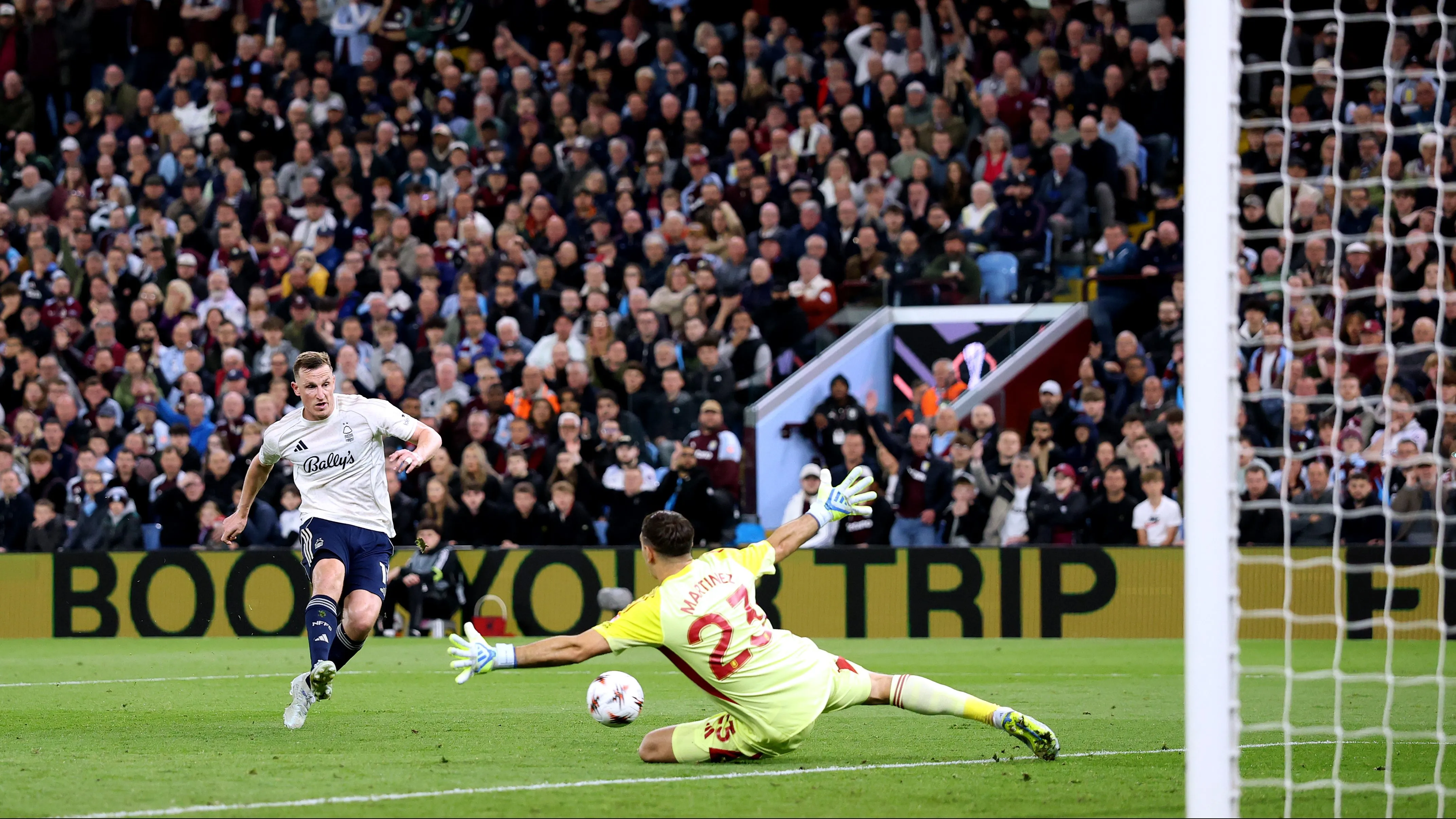 Emiliano Martínez, alvo do Liverpool, fez defesa salvadora em jogo do Aston Villa. Foto: Michael Steele/Getty Images