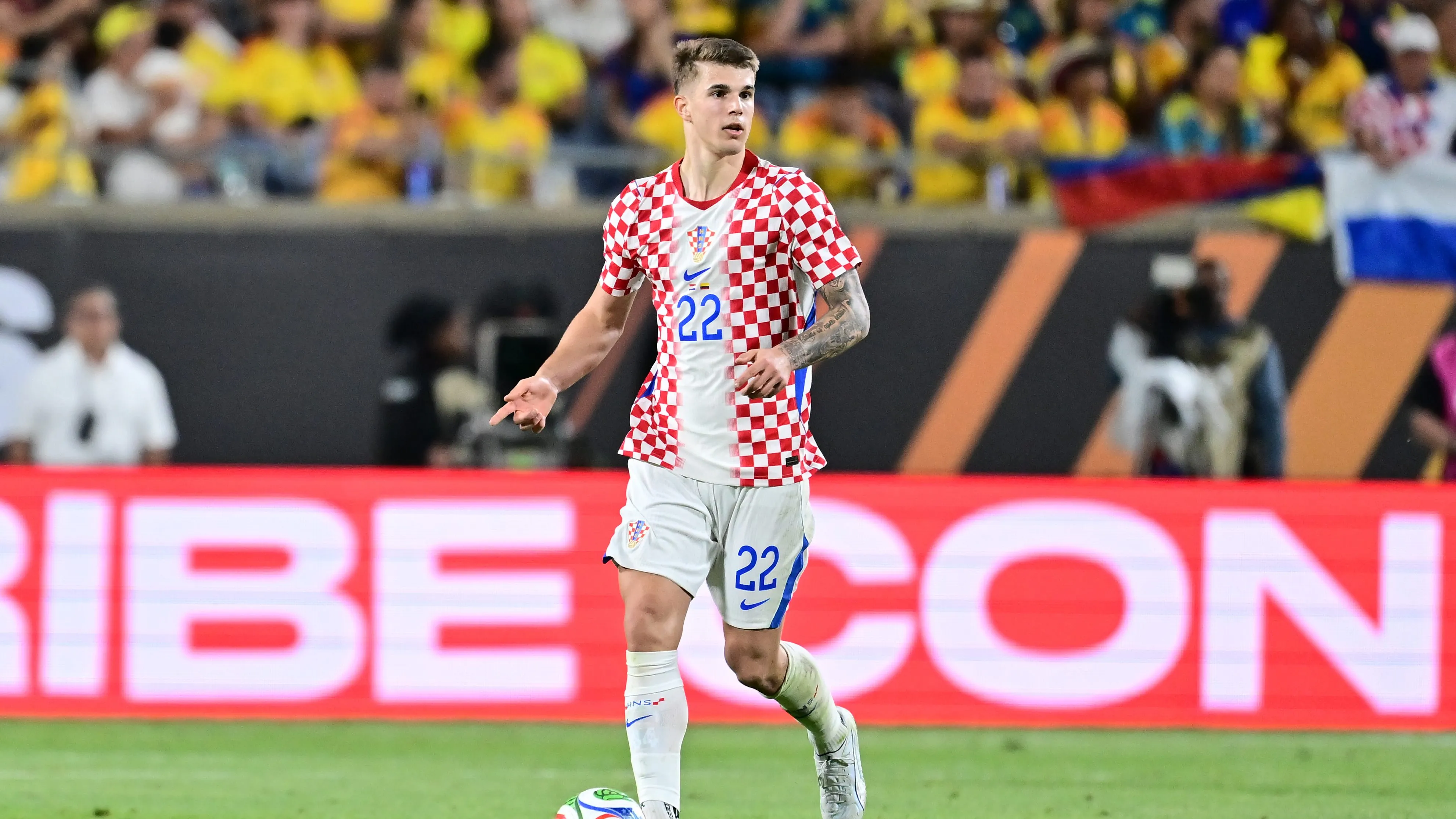 Luka Vuskovic, alvo do Barcelona, em jogo da Croácia. Foto: Julio Aguilar/Getty Images