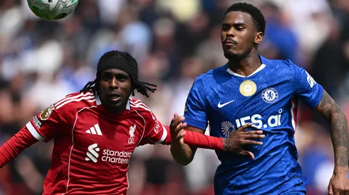 Frimpong e Hato durante uma partida na Premier League. Foto: Gareth Copley/Getty Images