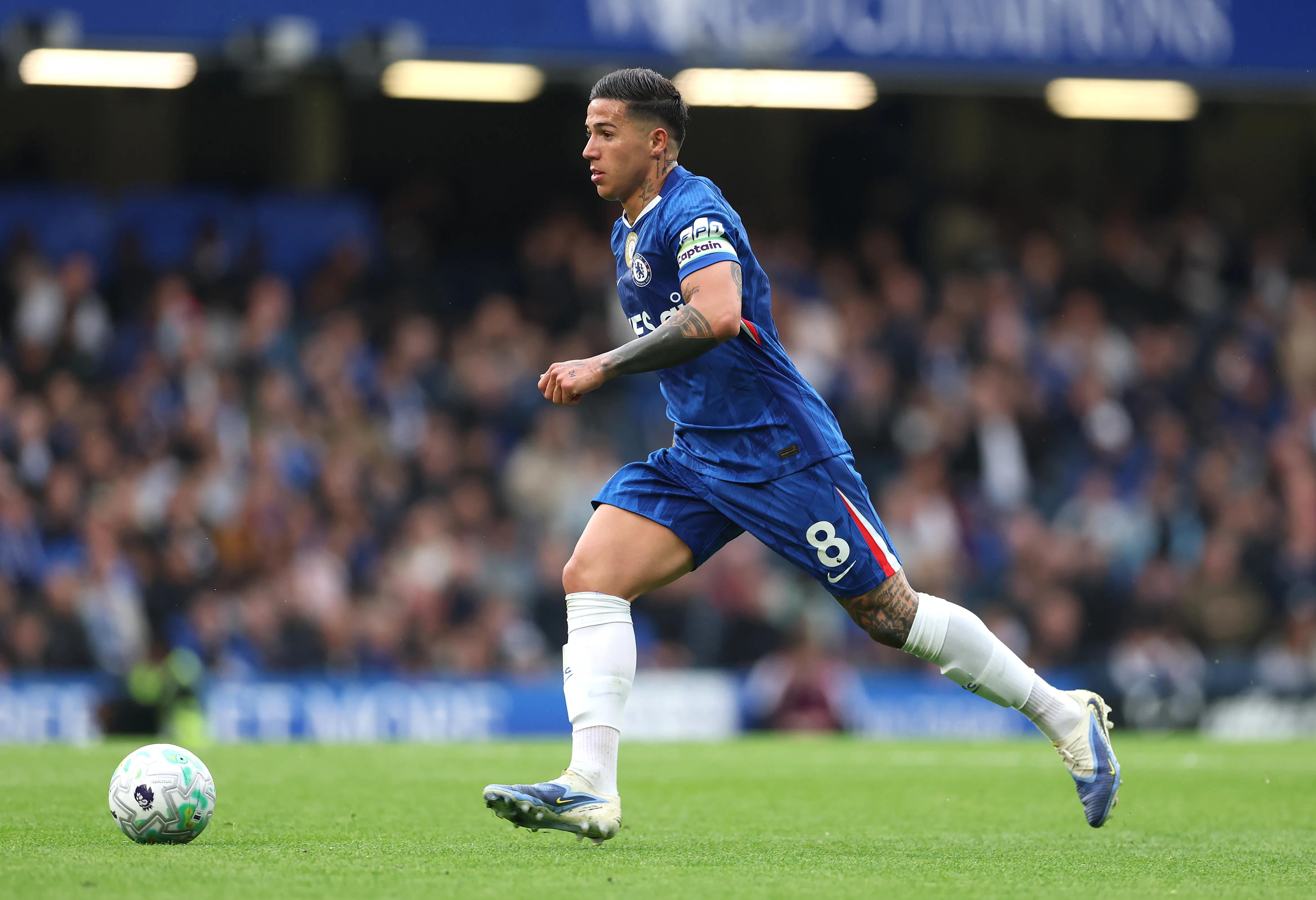 Enzo Fernández em campo pelo Chelsea. Foto: Alex Pantling/Getty Images)