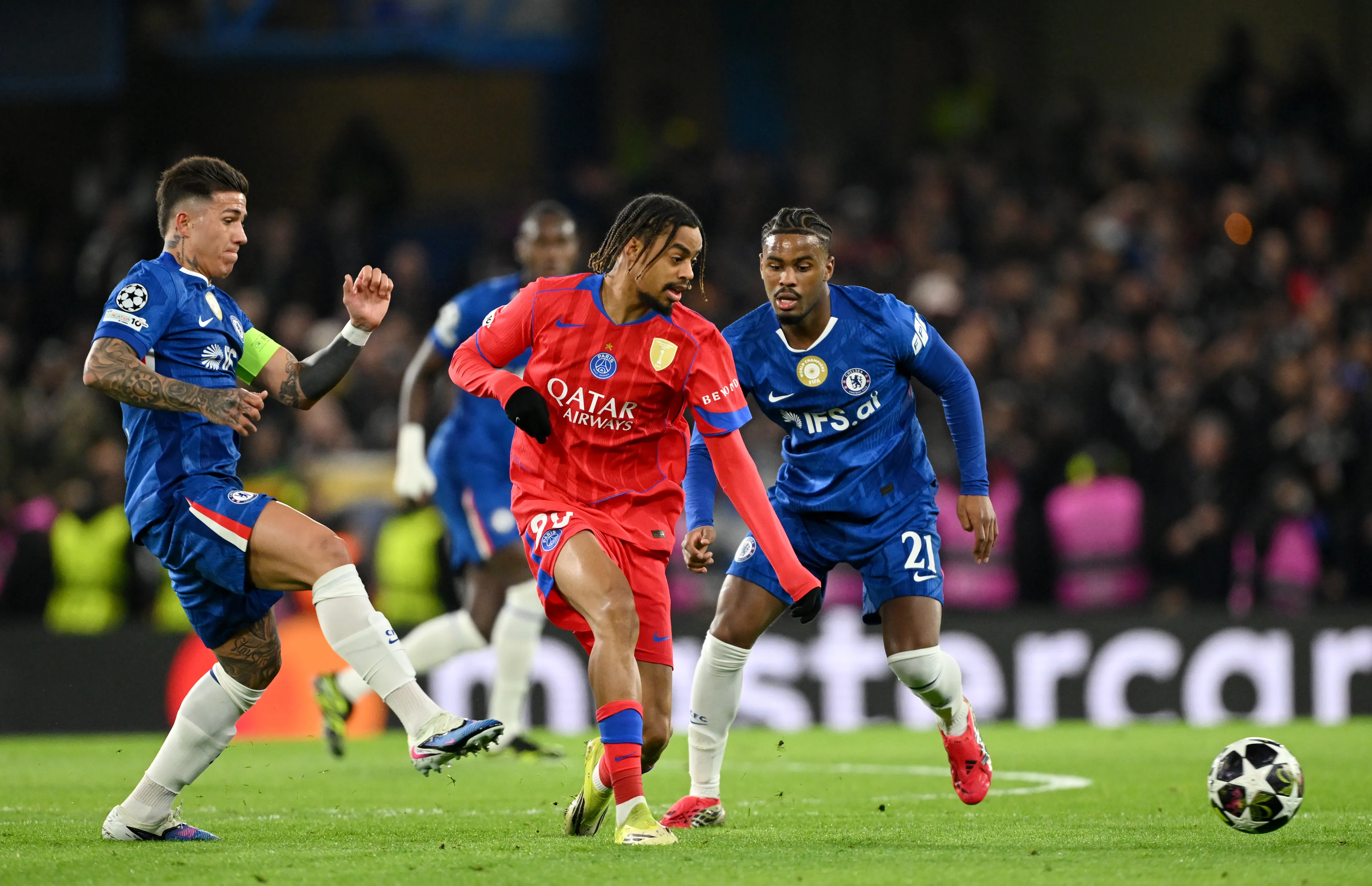 Barcola em jogo do PSG contra o Chelsea. Foto: Mike Hewitt/Getty Images