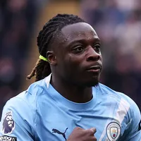 City vence e segue na luta pela Premier League