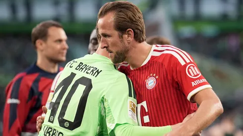 Urbig aparece abraçando Harry Kane. Foto: Oliver Hardt/Getty Images