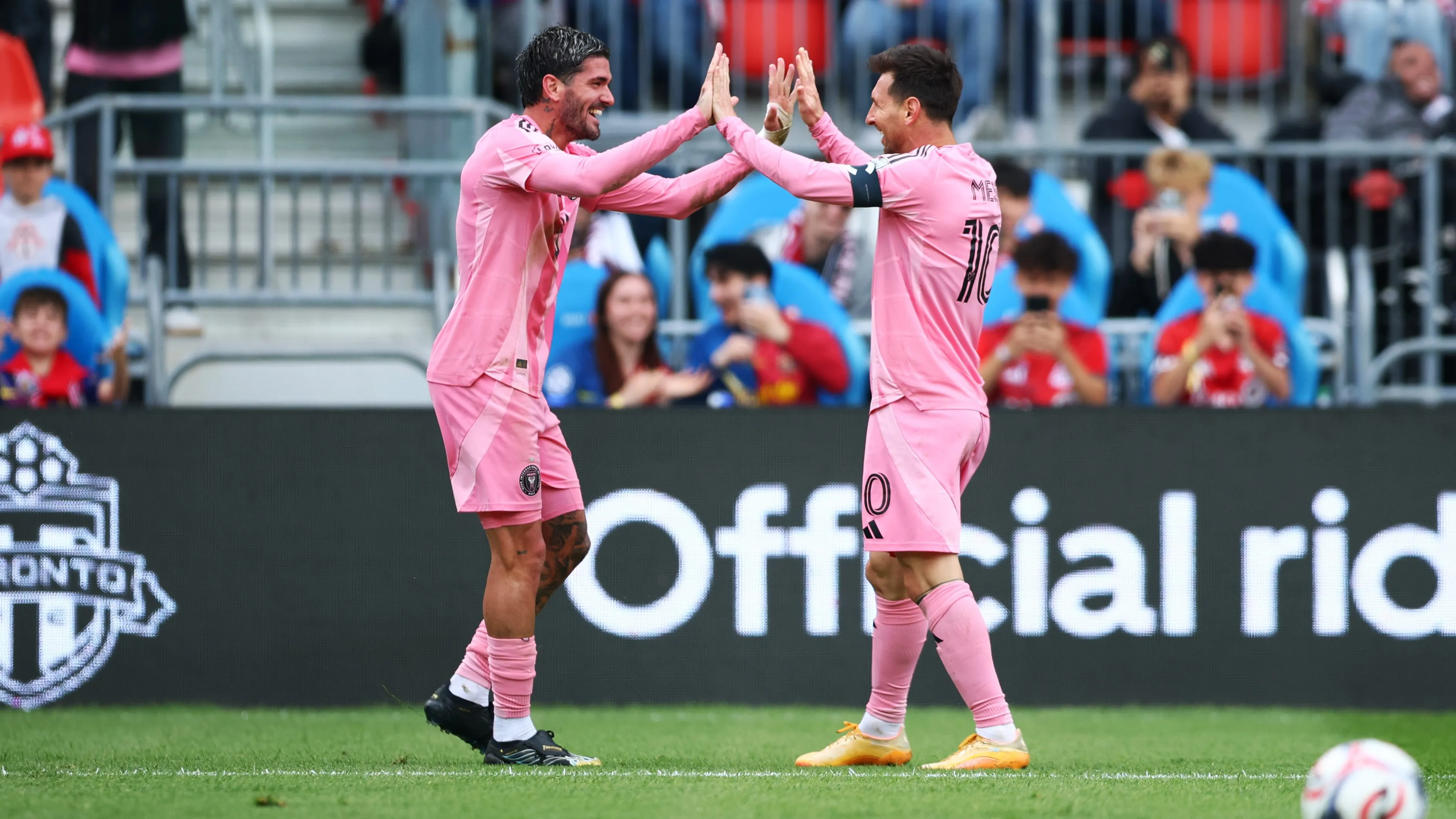 De Paul e Messi comemorando gol do Inter Miami. Foto: Vaughn Ridley/Getty Images