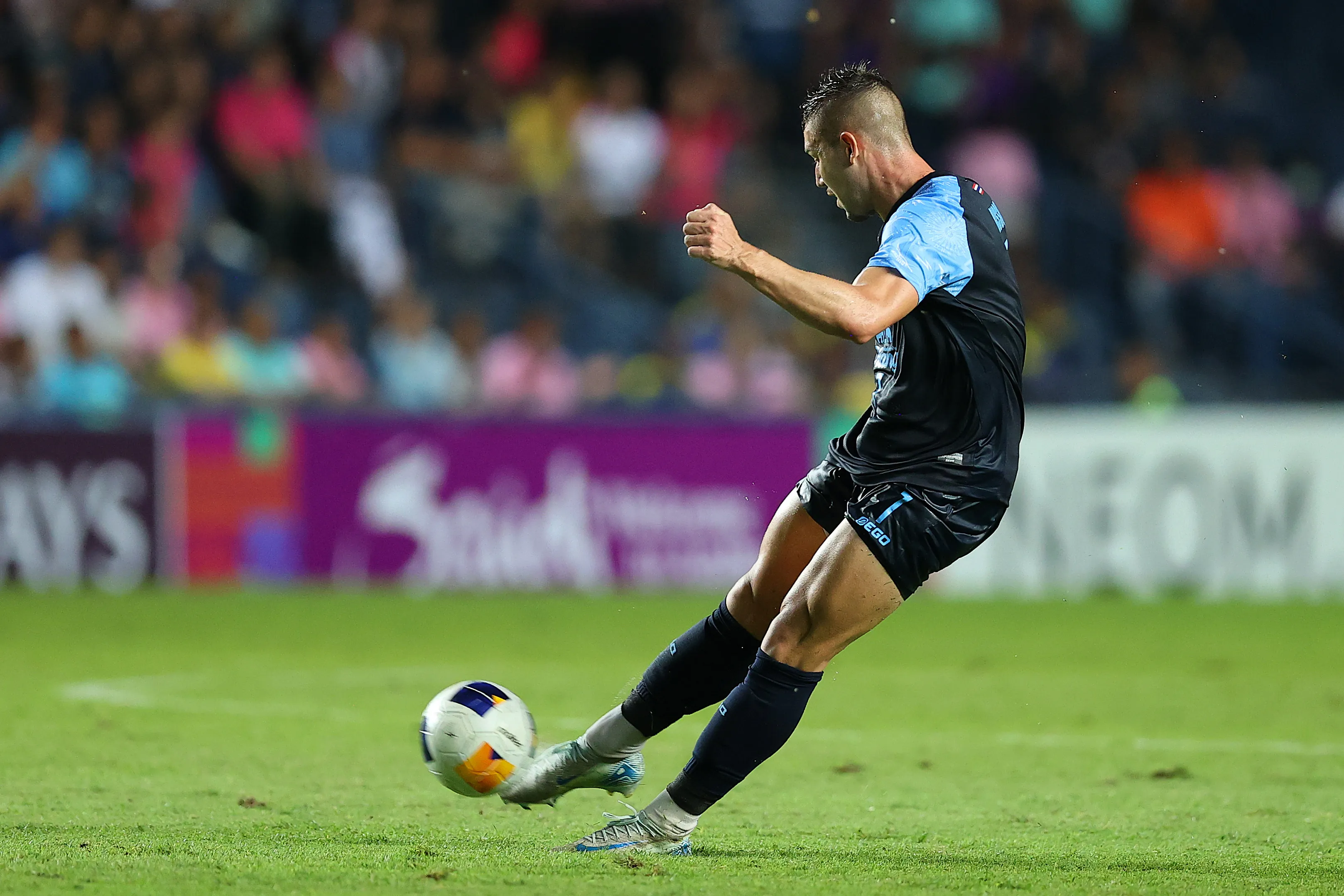 Bissoli em ação pelo Buriram United (Foto: Pakawich Damrongkiattisak/Getty Images)