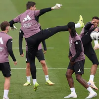 Vídeo: Courtois quase chuta cabeça de Mbappé em treino