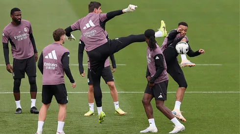 Vídeo: Courtois quase chuta cabeça de Mbappé durante treino do Real Madrid. Foto: IMAGO / SOPA Images