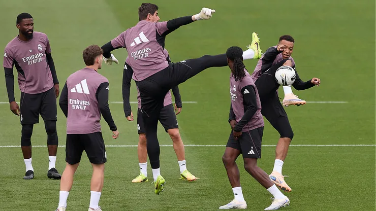 Vídeo: Courtois quase chuta cabeça de Mbappé durante treino do Real Madrid. Foto: IMAGO / SOPA Images