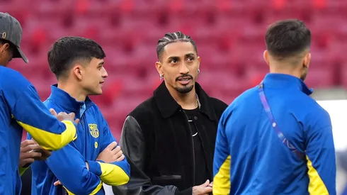 Raphinha ao lado dos jogadores do Barcelona. (Photo by Angel Martinez/Getty Images)