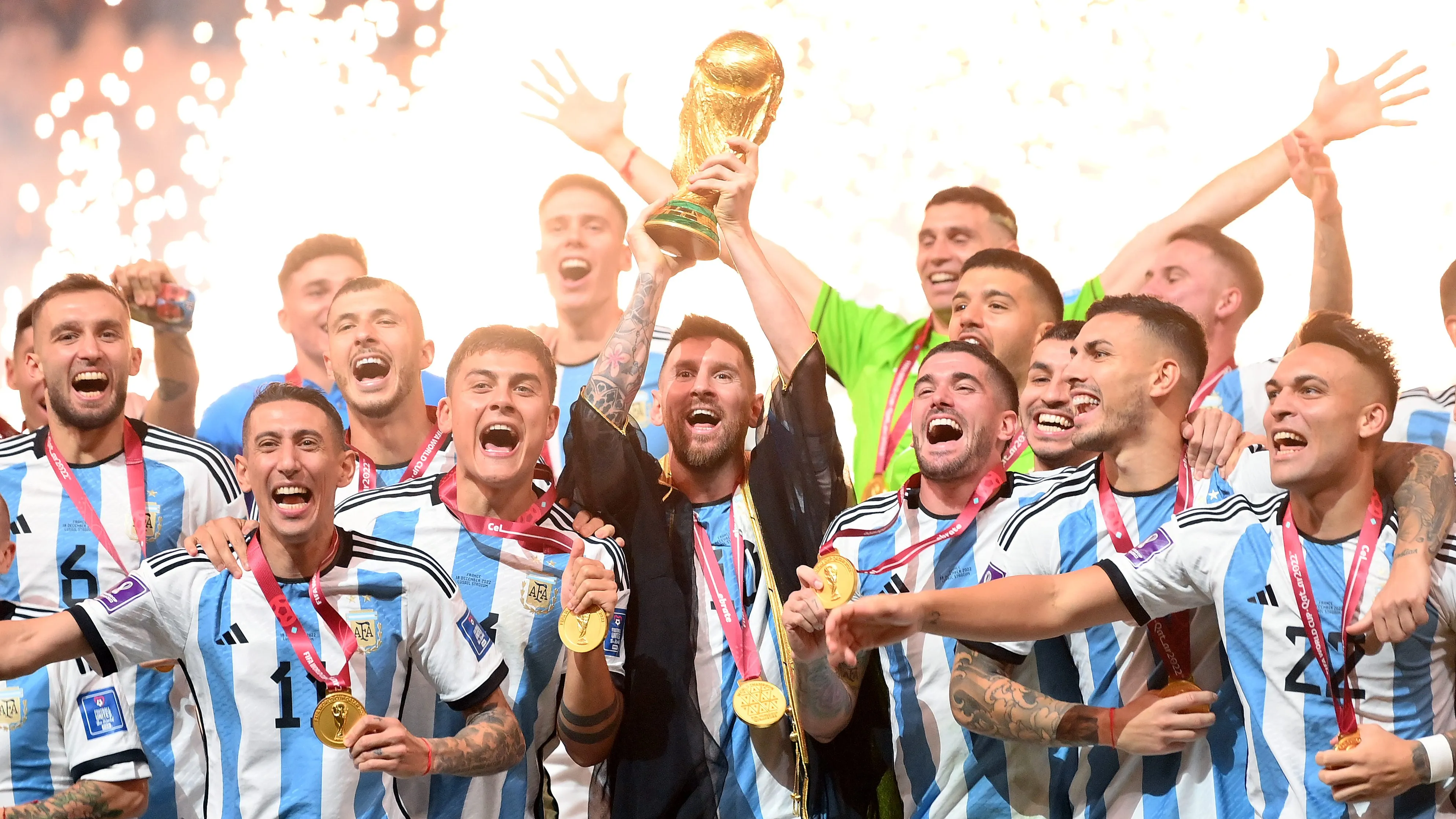 Seleção Argentina comemorando título da Copa do Mundo de 2022. Foto: Dan Mullan/Getty Images