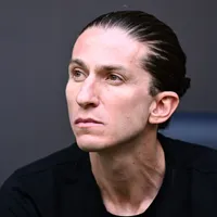 Chelsea acelera busca e Filipe Luís cresce nos bastidores