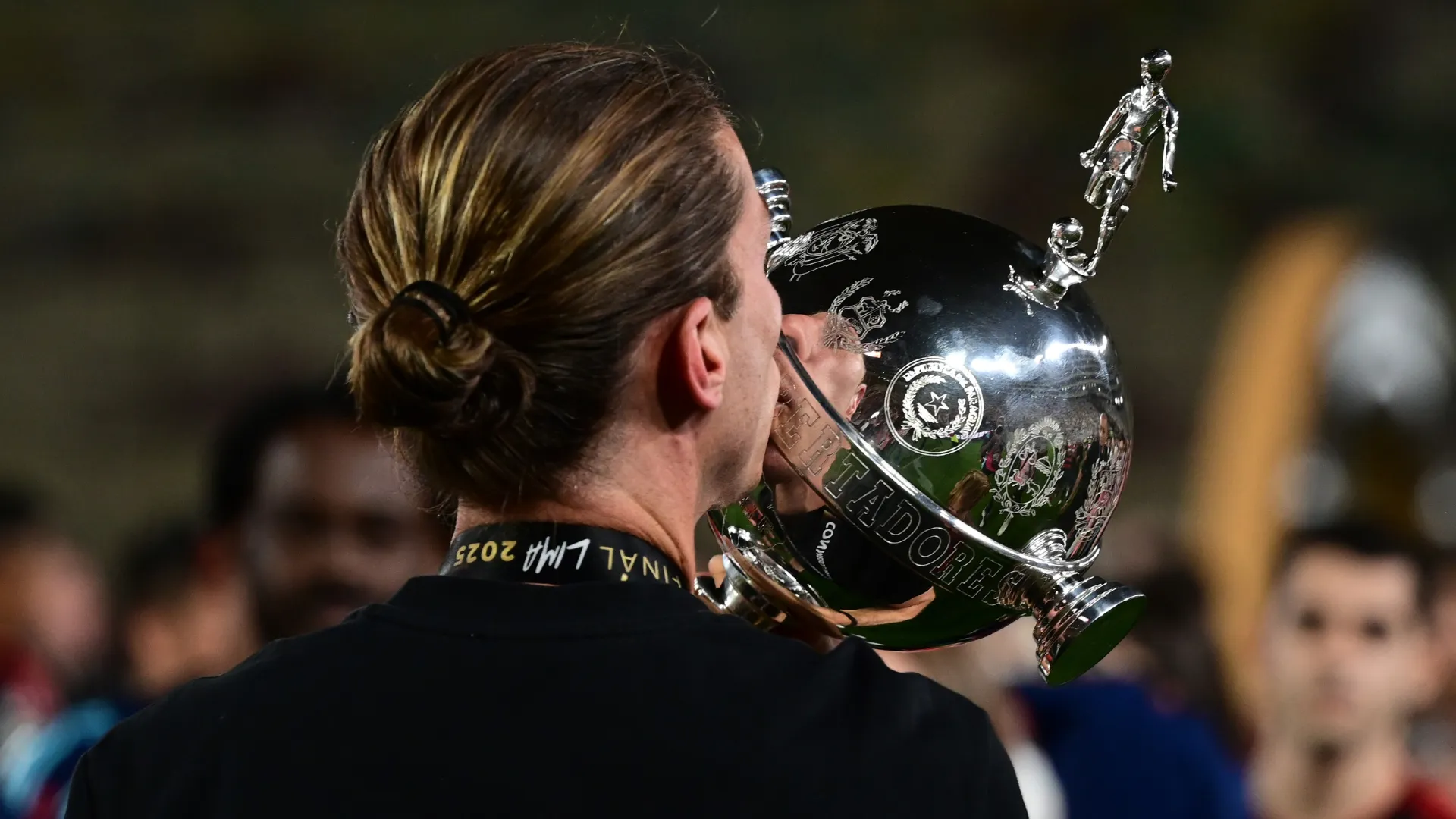 Filipe Luís comemora título da Libertadores