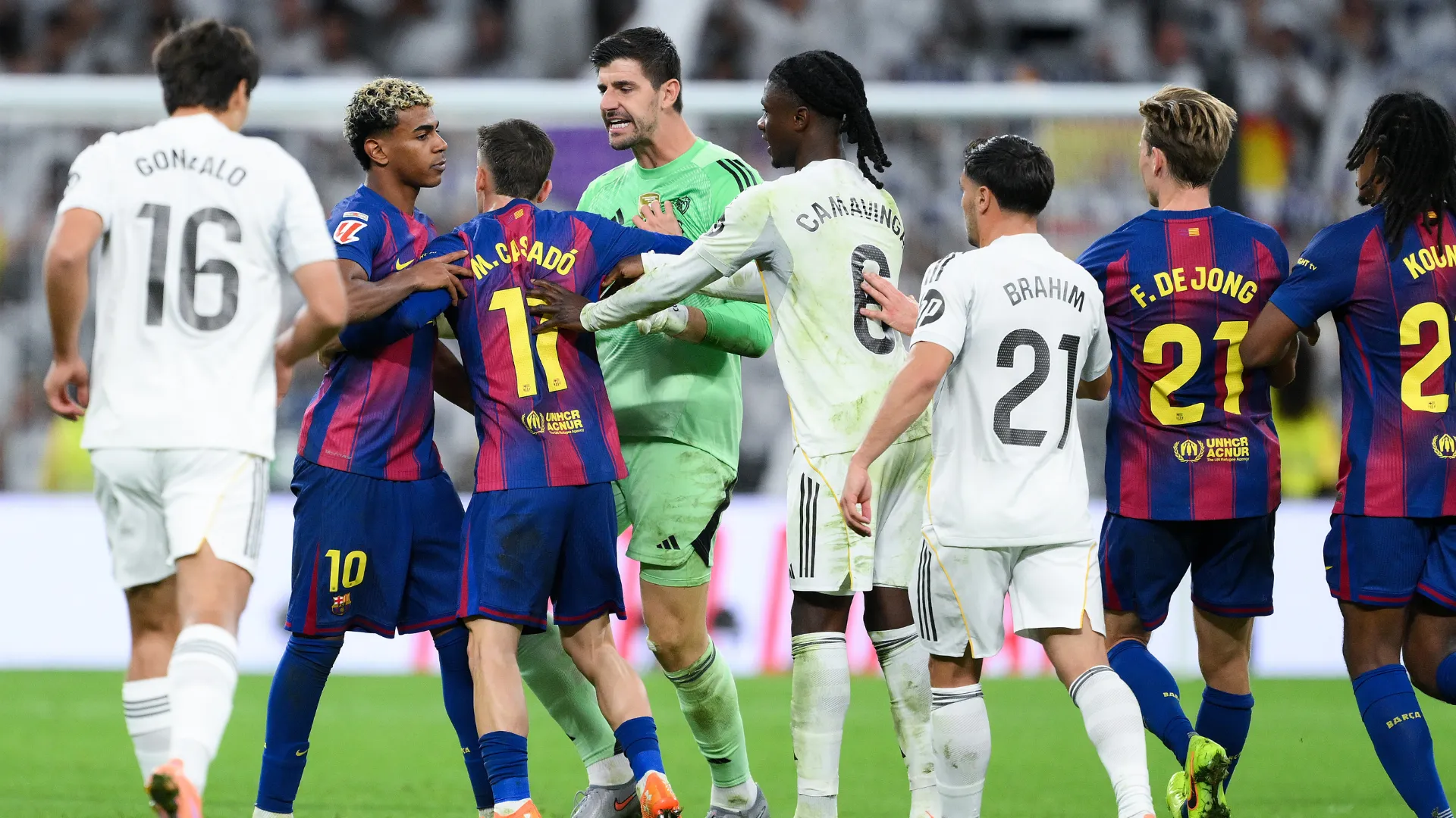 Jogadores de Real Madrid e Barcelona discutindo durante El Clásico
