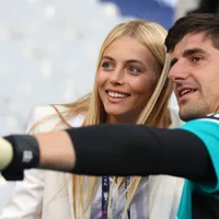 Courtois vê esposa barrar possível saída do Real Madrid rumo ao Al-Qadsiah