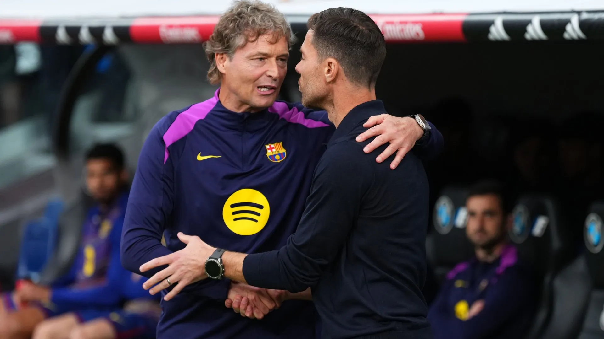 Marcus Sorg e Xabi Alonso no clássico entre Barcelona e Real Madrid do primeiro turno (foto: Angel Martínez/Getty Images)