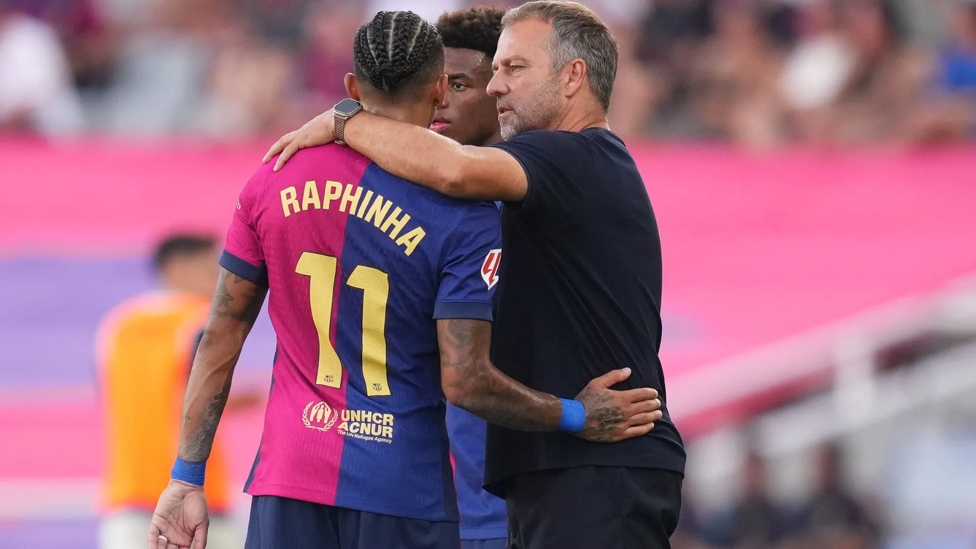 Escalação de Raphinha é definida por Hansi Flick, técnico do Barcelona (foto: Alex Caparros/Getty Images)