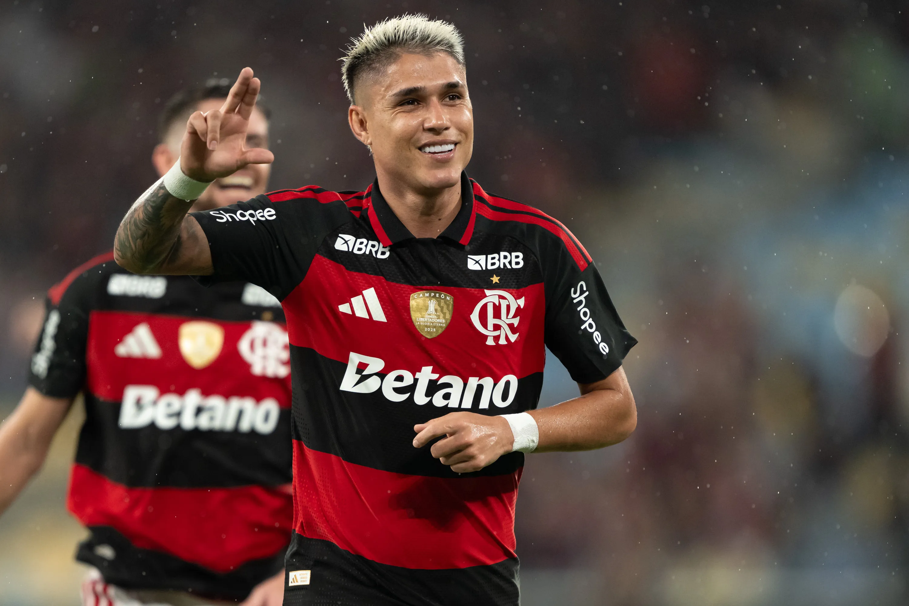 Luiz Araújo comemorando um gol pelo Flamengo. Foto: Jorge Rodrigues/AGIF