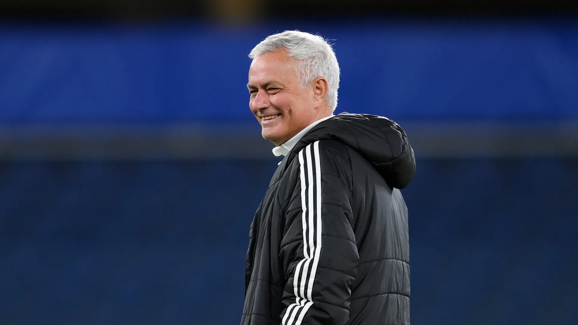 José Mourinho sorri em jogo do Benfica