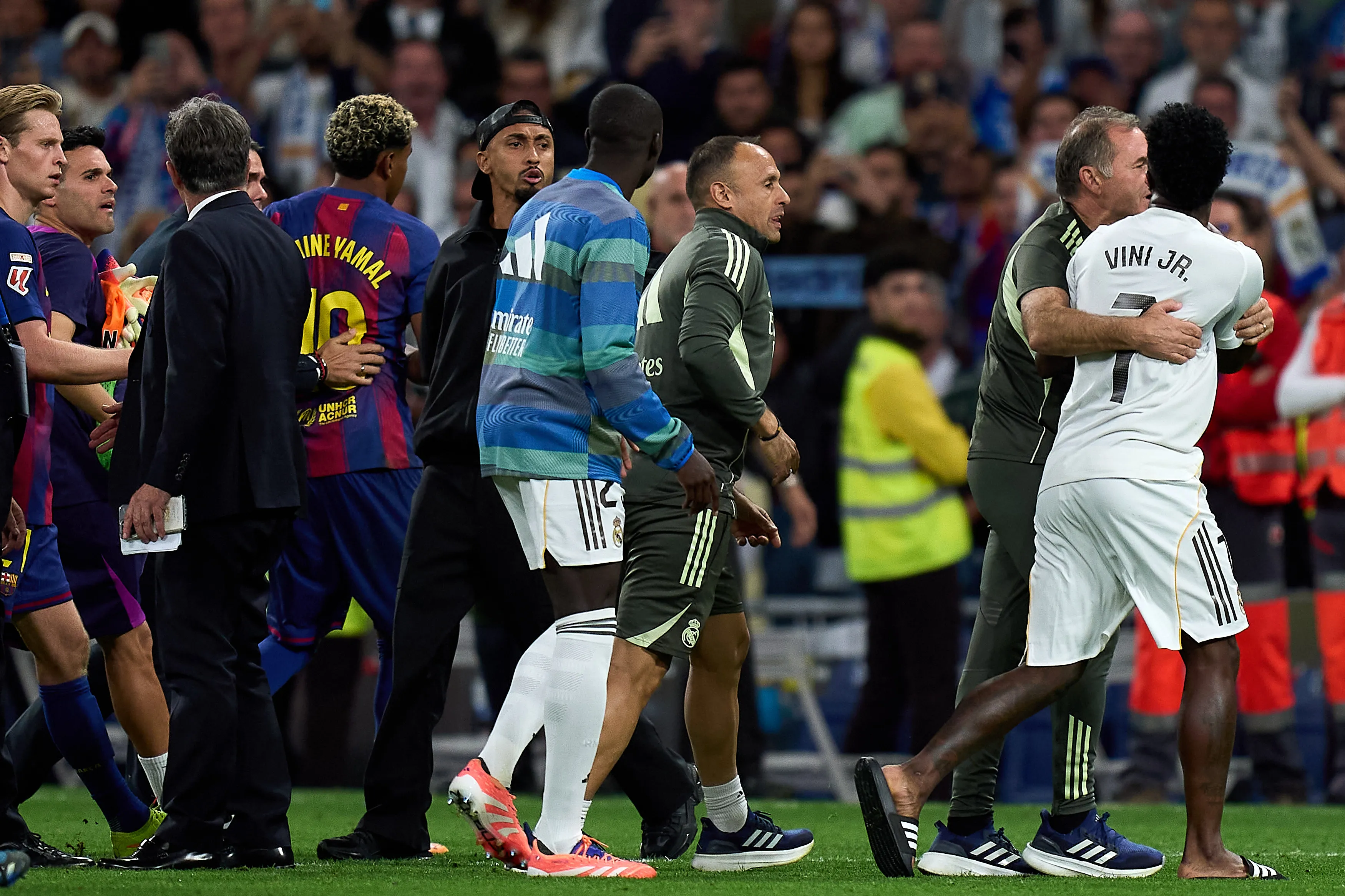 Yamal disputa bola com Vinicius Jr em Barça x Real. Foto: Angel Martinez/Getty Images