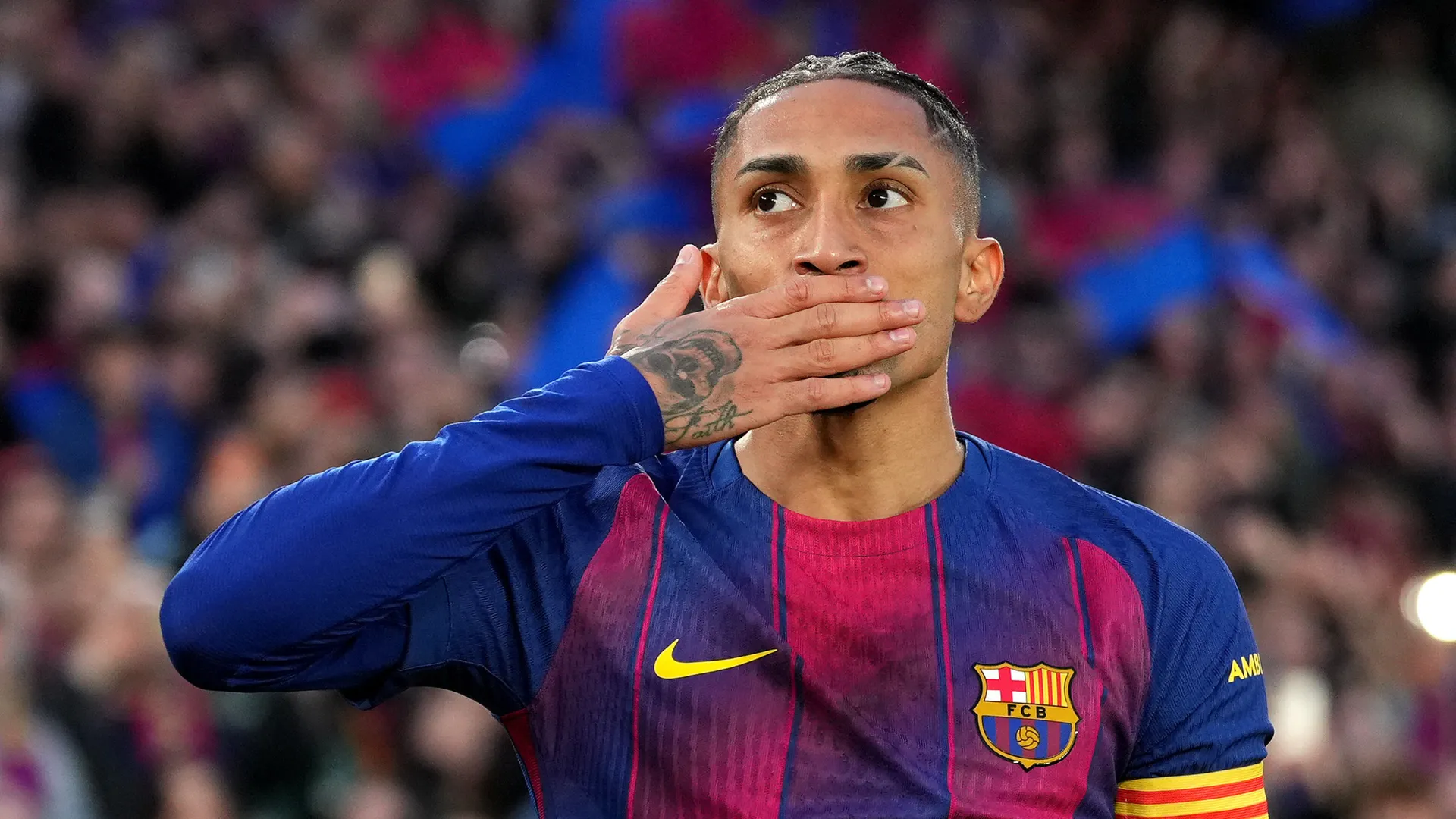 Raphinha comemora gol pelo Barcelona