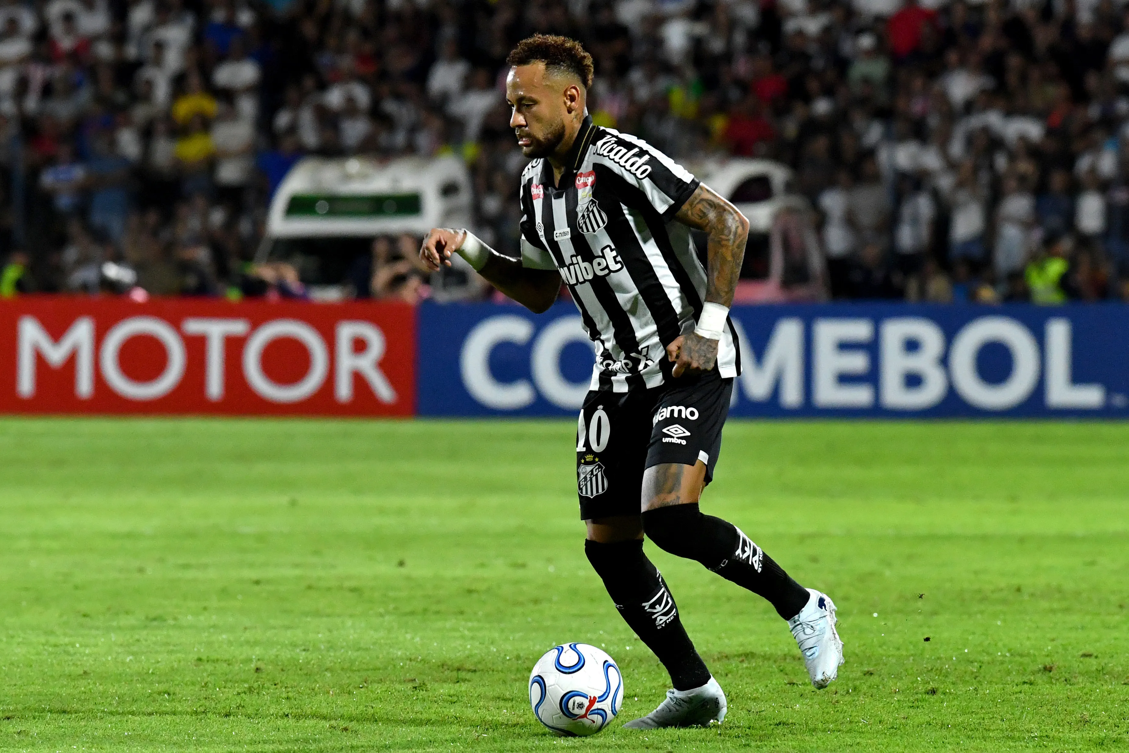 Neymar em jogo do Santos. Foto: Christian Alvarenga/Getty Images