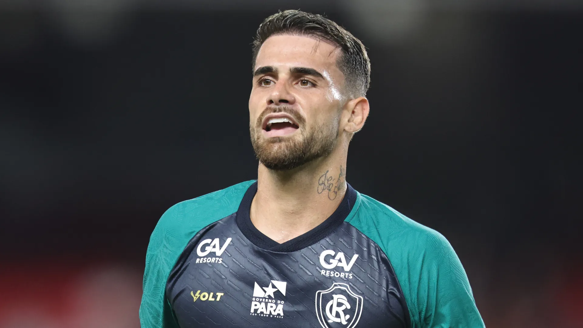 Felipe Vizeu corre durante jogo do Remo