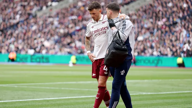 Ben White se machucou jogando pelos Gunners (foto: Justin Setterfield/Getty Images)