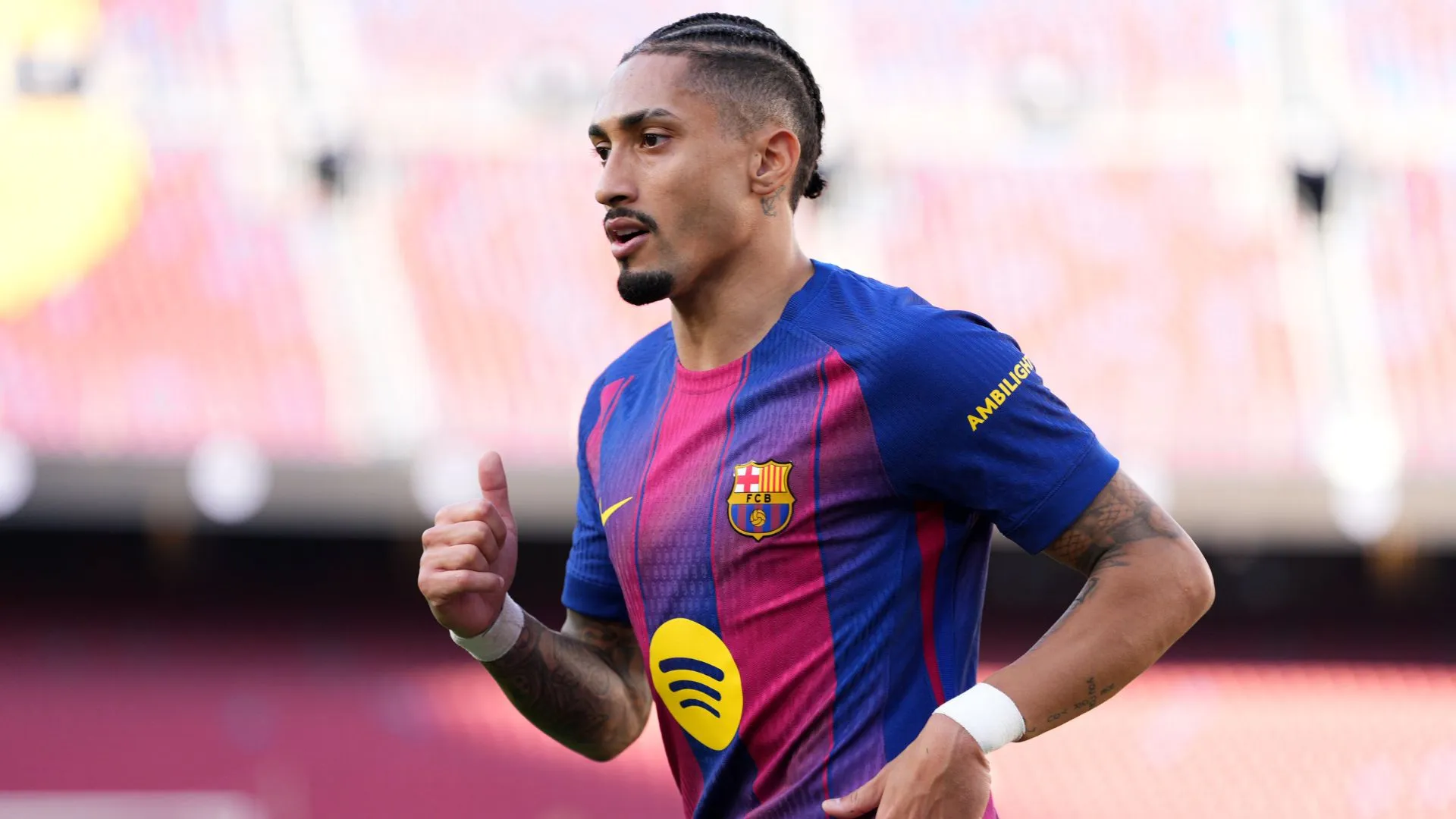 Raphinha será reserva do Barcelona e vai acompanhar Vini Jr em campo pelo Real Madrid (foto: Pedro Salado/Getty Images)