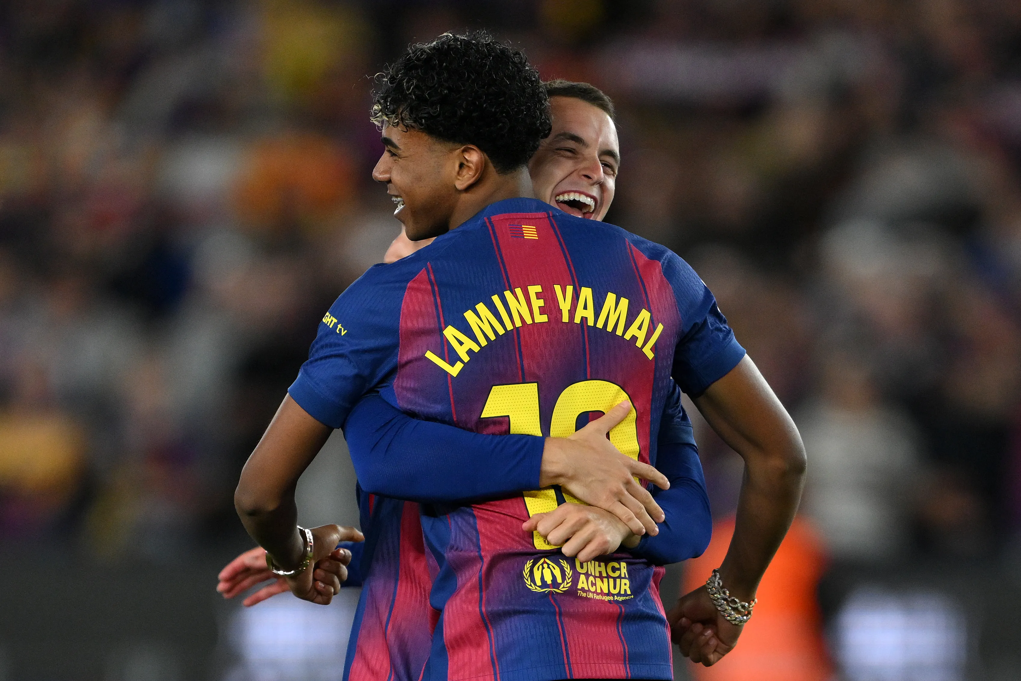 Lamine Yamal comemora vitória do Barça com Marc Casadó. (Photo by David Ramos/Getty Images)