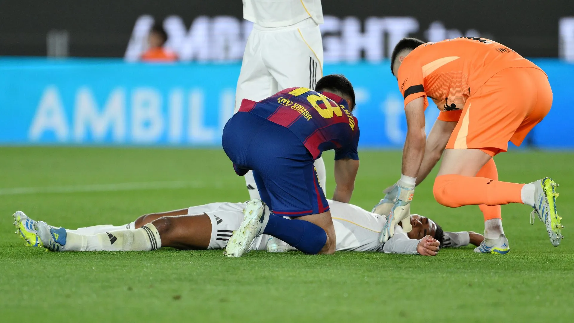 Bellingham ficou caído durante o clássico entre Barcelona e Real Madrid (foto: David Ramos/Getty Images)