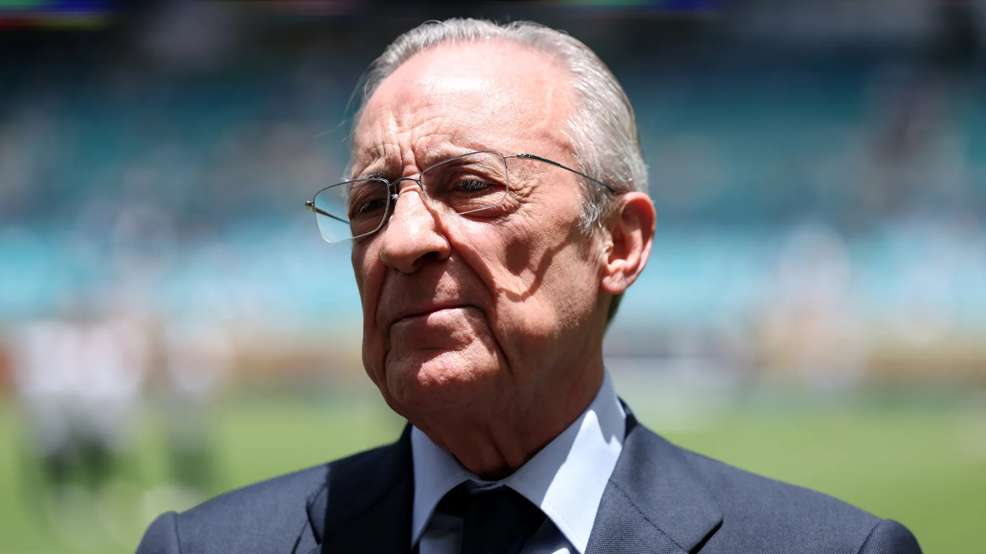 Florentino Pérez de terno pelo Real Madrid