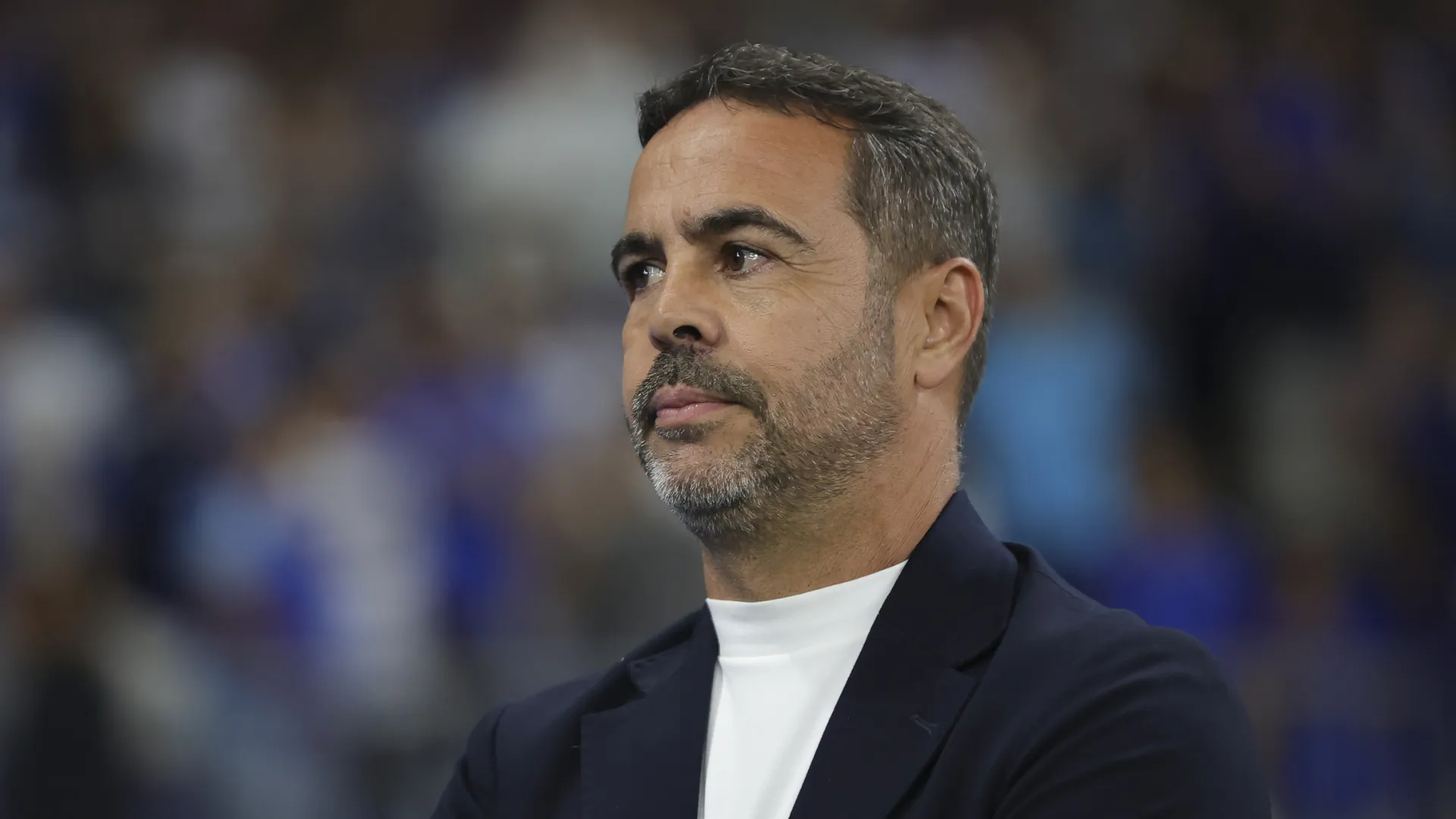Artur Jorge com olhar sério pelo Cruzeiro