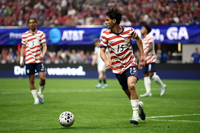 Johnny Cardoso, dos Estados Unidos, durante amistoso internacional. Foto: Jared C. Tilton/Getty Images