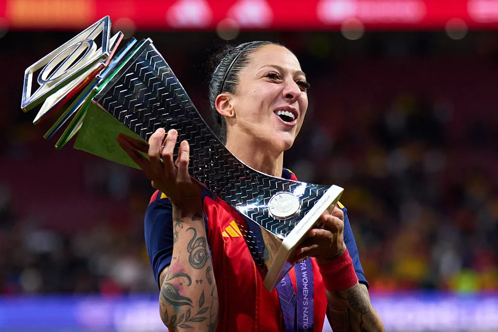 Jenni Hermoso com a taça da Women’s Nations League – Foto: Angel Martinez/Getty Images