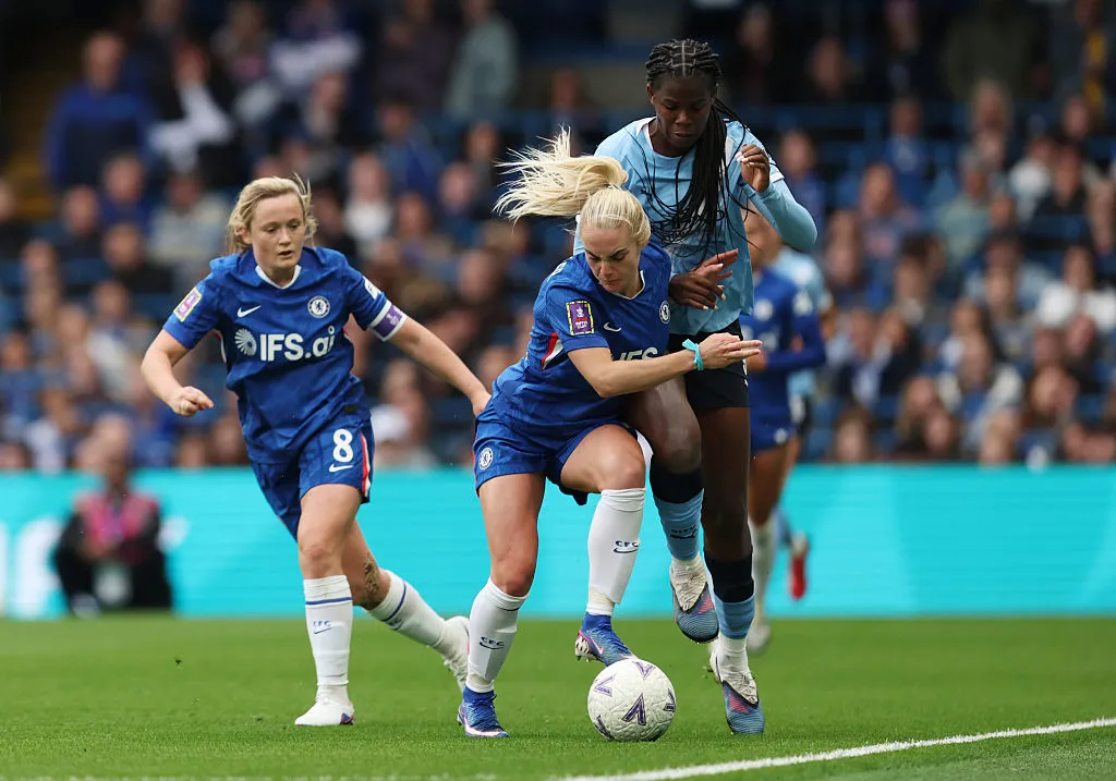 Khadija Shaw atuando pelo Manchester City contra o Chelsea - Foto: Jasper Wax/Getty Images