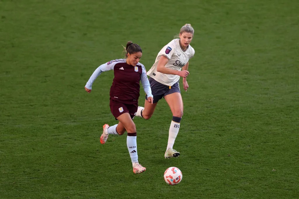 Gabi Nunes atuando pelo Aston Villa – Foto: Morgan Harlow/Getty Images