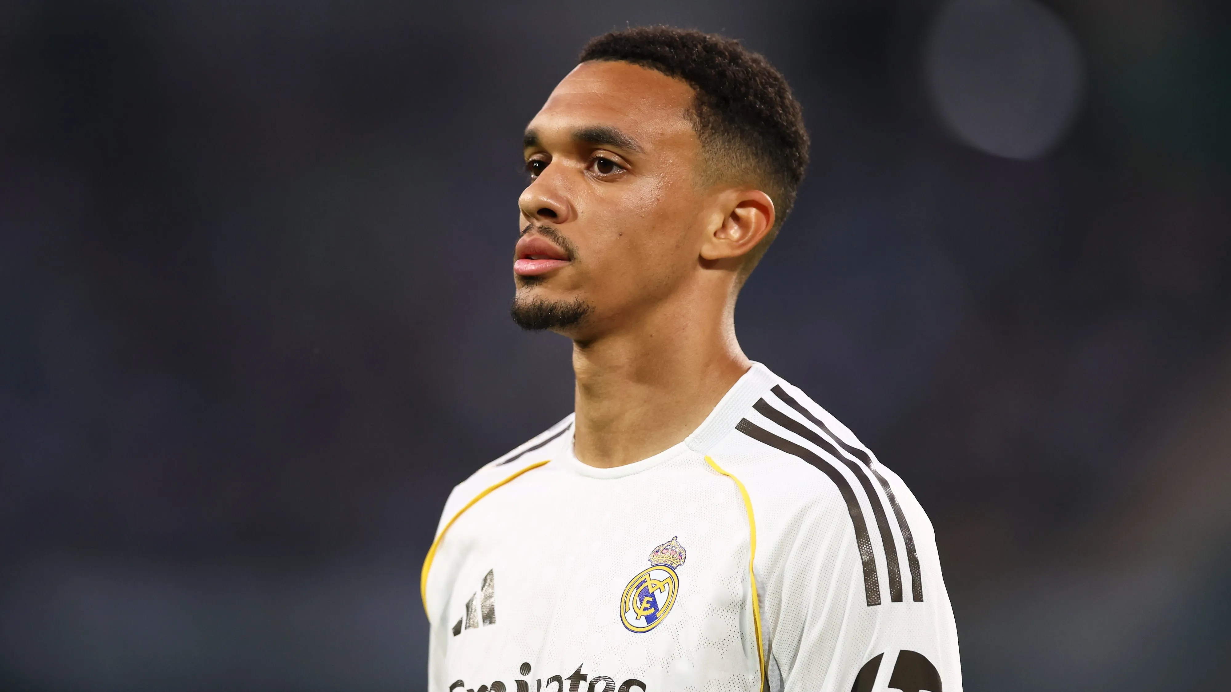 Alexander-Arnold deve permanecer no Real Madrid. Foto: Fran Santiago/Getty Images