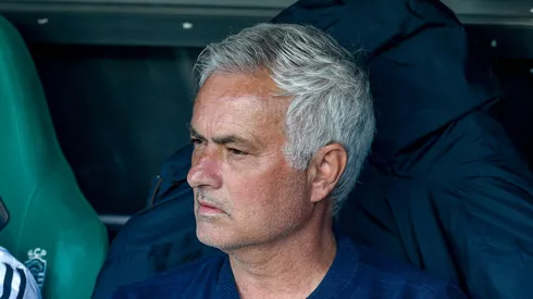 José Mourinho no banco em partida do Benfica. Foto: IMAGO / Sports Press Photo